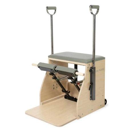 Elina Pilates Combo Chair mit Holzbasis in Eisblau, Schrägansicht mit Griffstangen