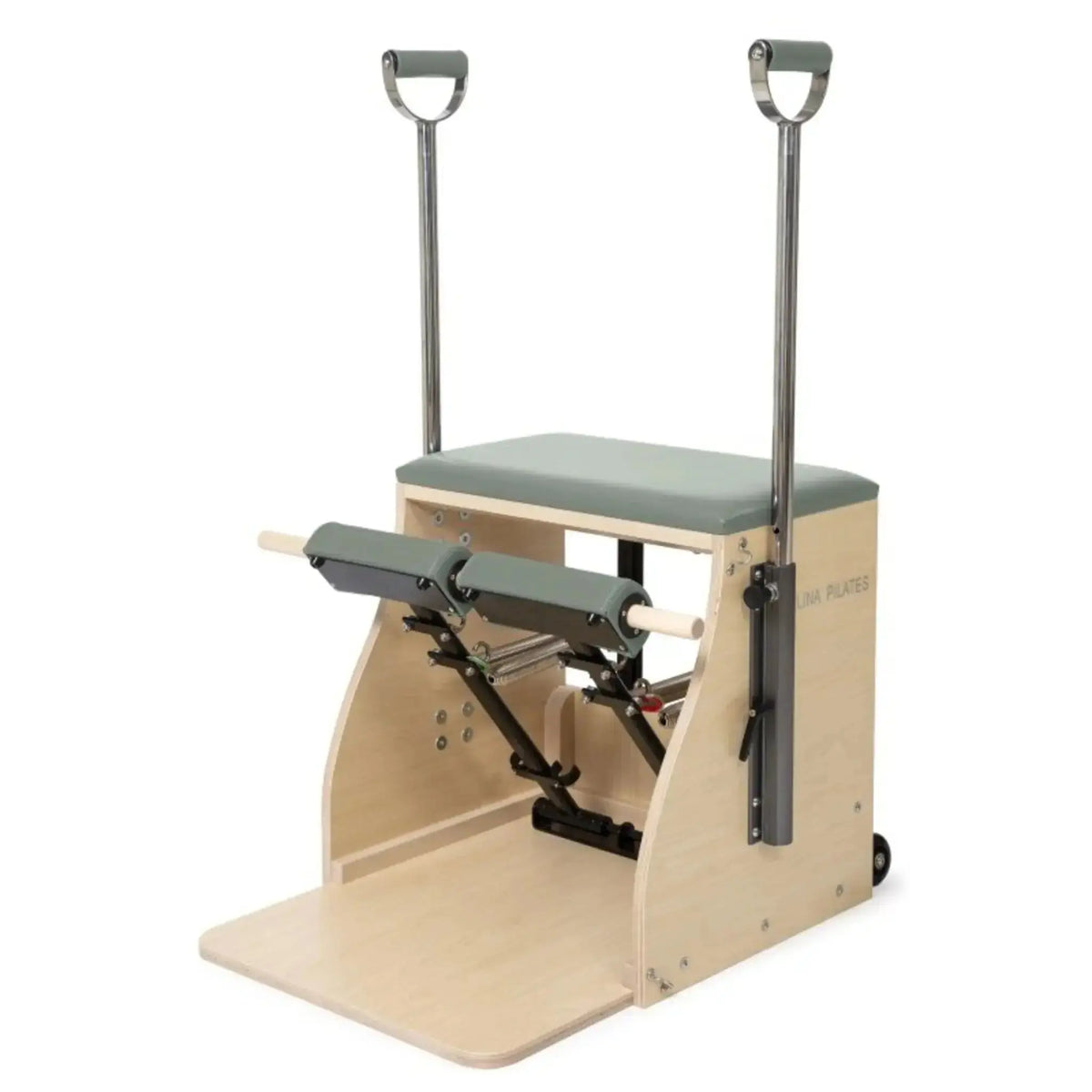 Elina Pilates Combo Chair mit Holzbasis in Eukalyptus, Schrägansicht mit Griffstangen