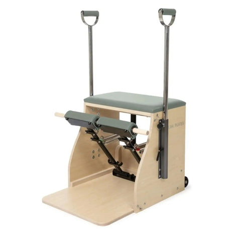 Elina Pilates Combo Chair mit Holzbasis in Eukalyptus, Schrägansicht mit Griffstangen