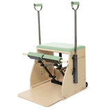 Elina Pilates Combo Chair mit Holzbasis in Grün, Schrägansicht mit Griffstangen