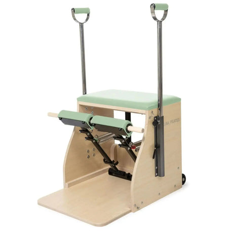 Elina Pilates Combo Chair mit Holzbasis in Grün, Schrägansicht mit Griffstangen