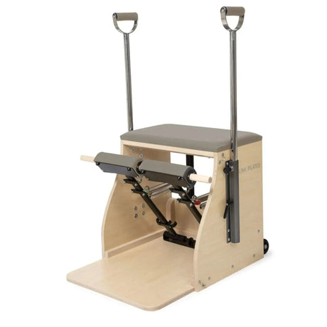 Elina Pilates Combo Chair mit Holzbasis in Mokka, Schrägansicht mit Holzkorpus
