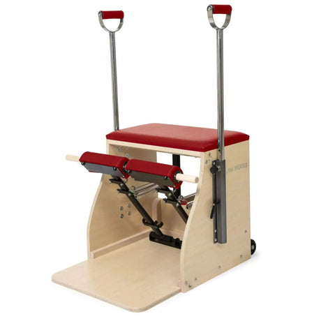Elina Pilates Combo Chair mit Holzbasis in Rot, Schrägansicht mit Griffstangen
