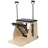 Elina Pilates Combo Chair mit Holzbasis in Schwarz, Schrägansicht mit Griffstangen und Pedalen