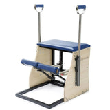 Elina Pilates Combo Chair mit Stahlbasis in Blau, Schrägansicht mit Holzkorpus und dunklem Stahlrahmen
