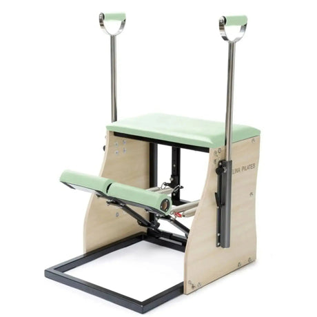 Elina Pilates Combo Chair mit Stahlbasis in Eisblau, Schrägansicht mit Holzkorpus und dunklem Stahlrahmen