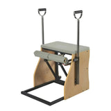 Elina Pilates Combo Chair mit Stahlbasis in Eukalyptus, Schrägansicht mit Holzkorpus und dunklem Stahlrahmen