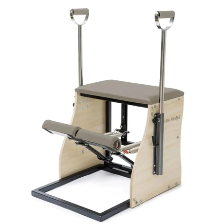 Elina Pilates Combo Chair mit Stahlbasis in Mokka, Schrägansicht mit Holzkorpus und dunklem Stahlrahmen