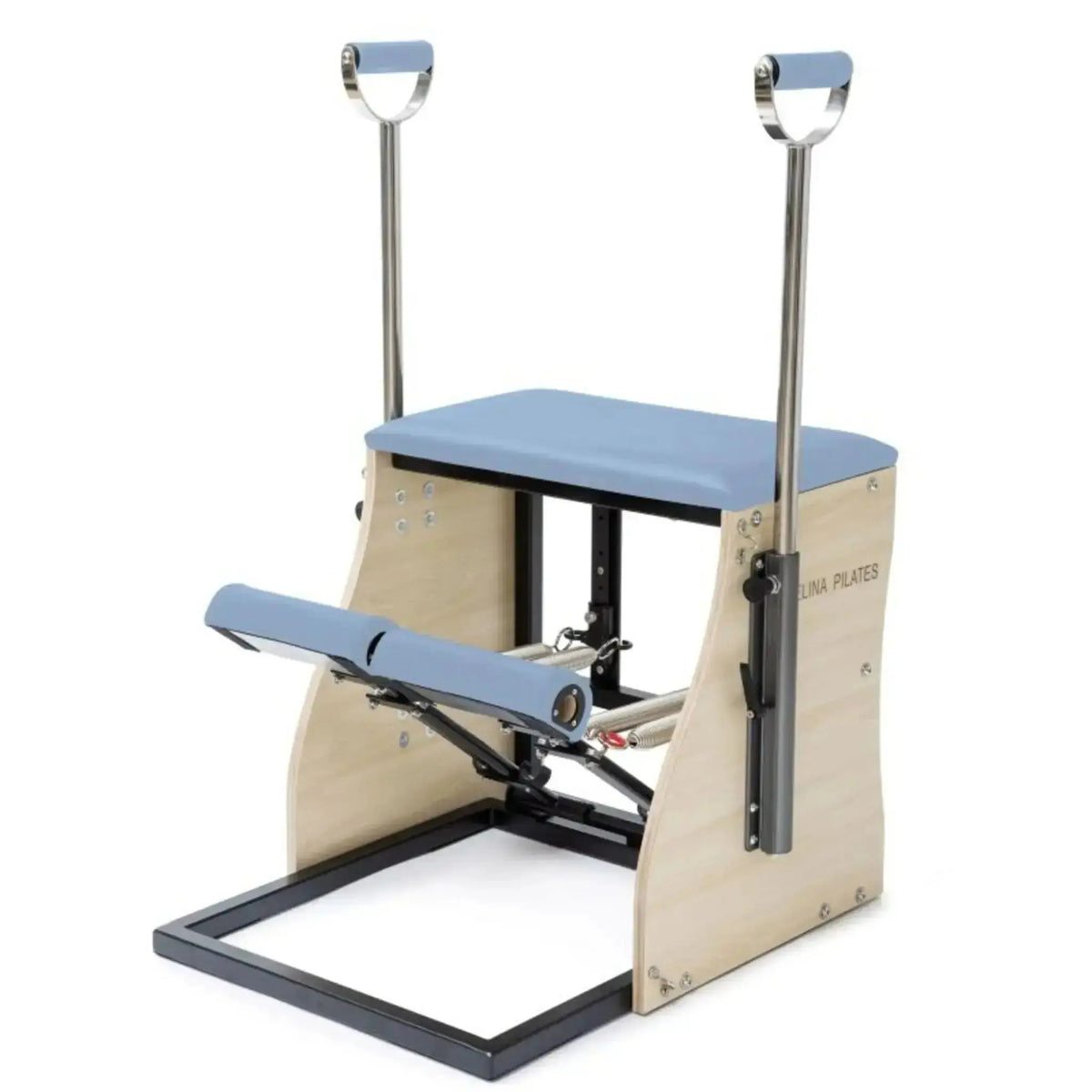Elina Pilates Combo Chair mit Stahlbasis in Ozeanblau, Schrägansicht mit Holzkorpus und dunklem Stahlrahmen