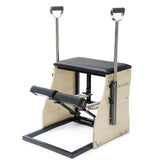 Elina Pilates Combo Chair mit Stahlbasis in Schwarz, Schrägansicht mit Holzkorpus und dunklem Stahlrahmen