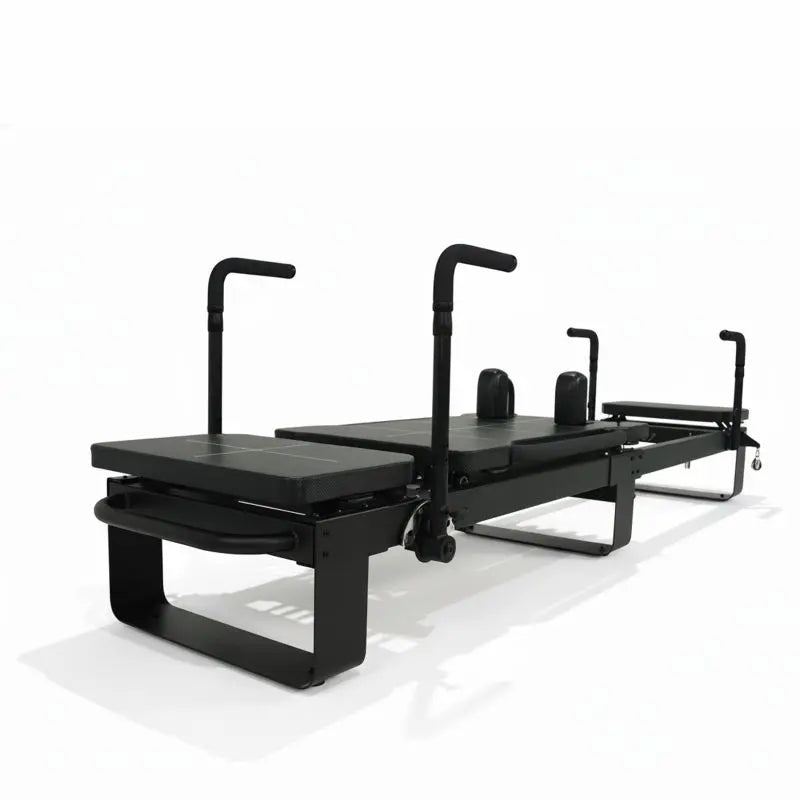 Elina Pilates Corextreme Reformer aus Aluminium, Schrägansicht von der Stirnseite