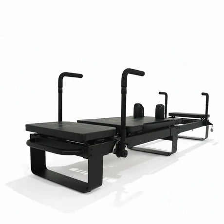 Elina Pilates Corextreme Reformer aus Aluminium, Schrägansicht von der Stirnseite