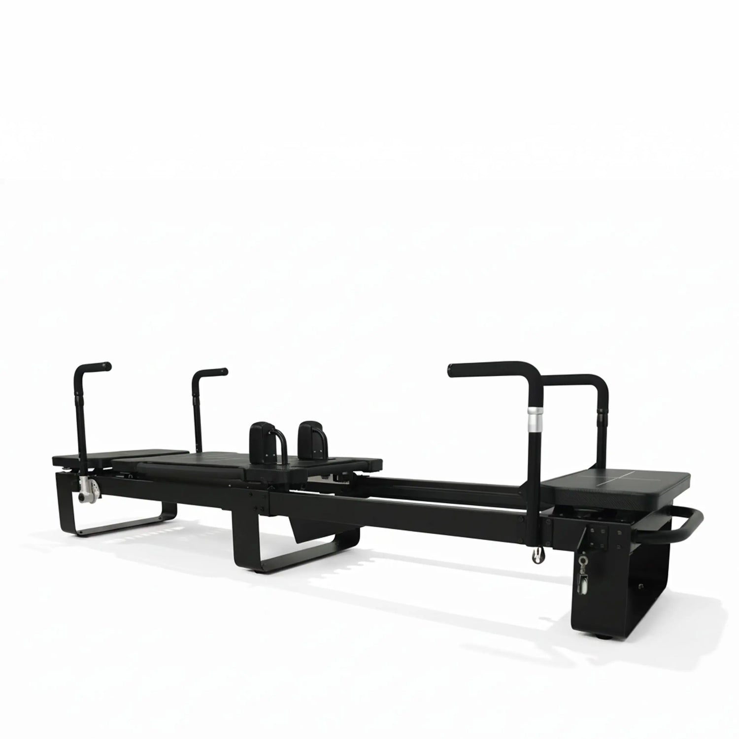 Elina Pilates Corextreme Reformer aus Aluminium in Schwarz, Seitenansicht mit beiden Griffen