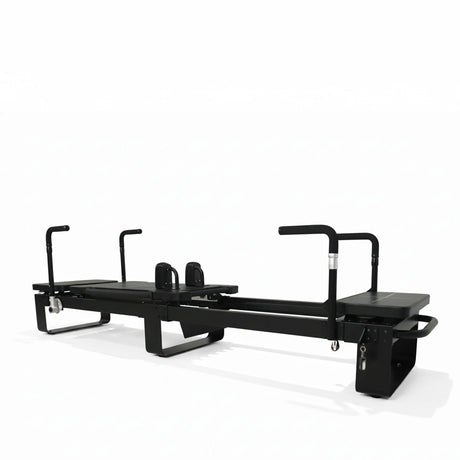 Elina Pilates Corextreme Reformer aus Aluminium in Schwarz, Seitenansicht mit beiden Griffen