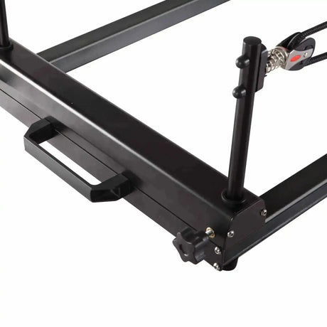 Elina Pilates Domo Reformer aus Aluminium, Detail des Tragegriffs und der Seilpfosten am Rahmenende