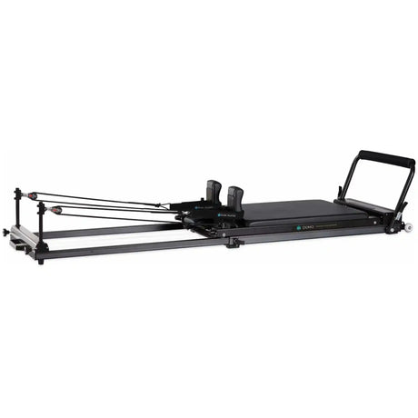 Elina Pilates Domo Reformer aus Aluminium in Schrägansicht mit Schlitten, Schulterstützen und Fußstange