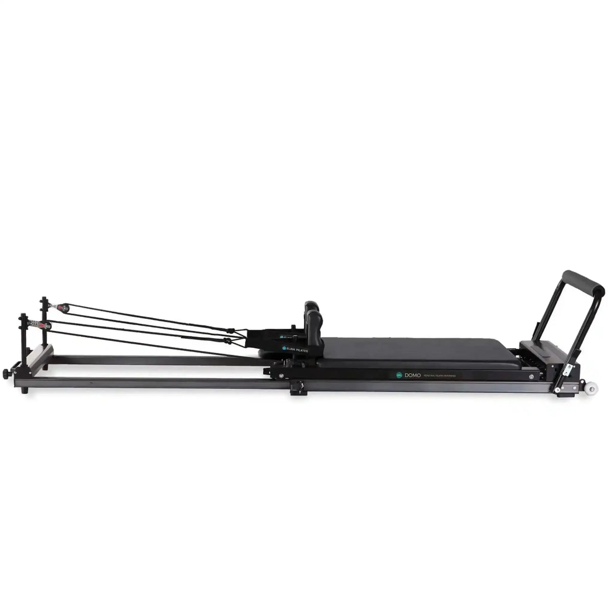 Elina Pilates Domo Reformer aus Aluminium in Seitenansicht mit Seilen, Schlitten und Fußstange