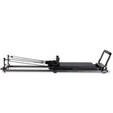 Elina Pilates Domo Reformer aus Aluminium in Seitenansicht mit Seilen, Schlitten und Fußstange