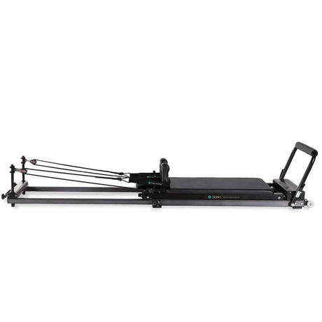 Elina Pilates Domo Reformer aus Aluminium in Seitenansicht mit Seilen, Schlitten und Fußstange