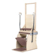 Elina Pilates Electric Chair Kombi-Wunda aus Ahornholz, Schrägansicht mit hohem Rahmen, Griffen und braunem Polster
