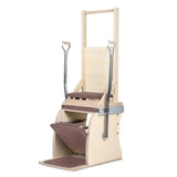 Elina Pilates Electric Chair Kombi-Wunda aus Ahornholz, Schrägansicht mit hohem Rahmen, Griffen und braunem Polster