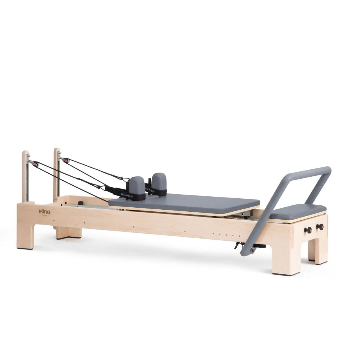 Elina Pilates Elite Advanced Reformer aus Ahornholz mit grauem Polster, Schrägansicht