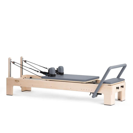 Elina Pilates Elite Advanced Reformer aus Ahornholz mit grauem Polster, Schrägansicht