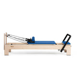 Elina Pilates Elite Advanced Reformer aus Ahornholz mit blauem Polster, Seitenansicht