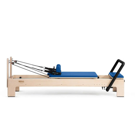 Elina Pilates Elite Advanced Reformer aus Ahornholz mit blauem Polster, Seitenansicht