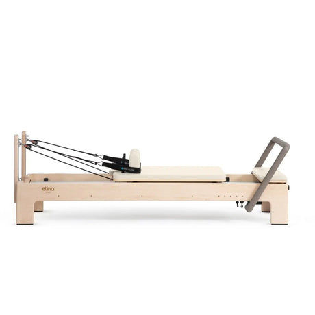 Elina Pilates Elite Advanced Reformer aus Ahornholz mit Polster in Elfenbein, Seitenansicht