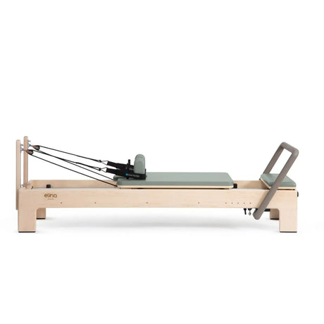 Elina Pilates Elite Advanced Reformer aus Ahornholz mit Polster in Eucalyptus, Seitenansicht