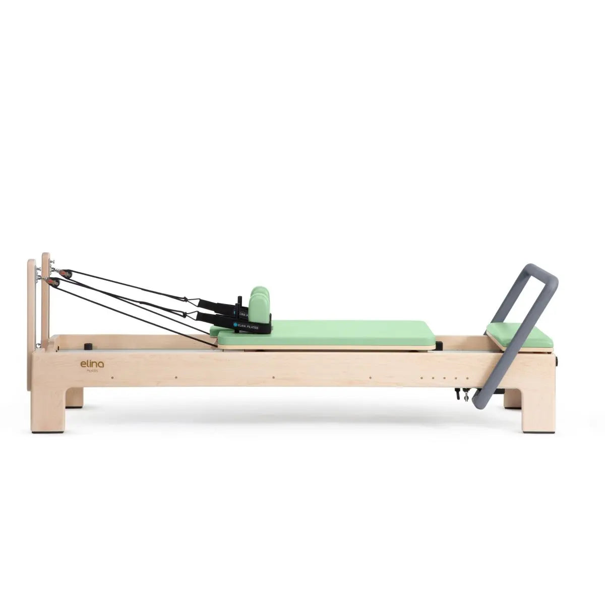 Elina Pilates Elite Advanced Reformer aus Ahornholz mit grünem Polster, Seitenansicht