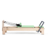 Elina Pilates Elite Advanced Reformer aus Ahornholz mit grünem Polster, Seitenansicht