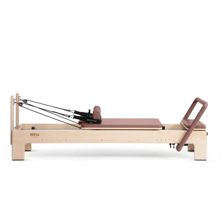 Elina Pilates Elite Advanced Reformer aus Ahornholz mit Polster in Mokka, Seitenansicht