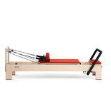 Elina Pilates Elite Advanced Reformer aus Ahornholz mit rotem Polster, Seitenansicht