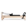Elina Pilates Elite Advanced Reformer aus Ahornholz mit schwarzem Polster, Seitenansicht
