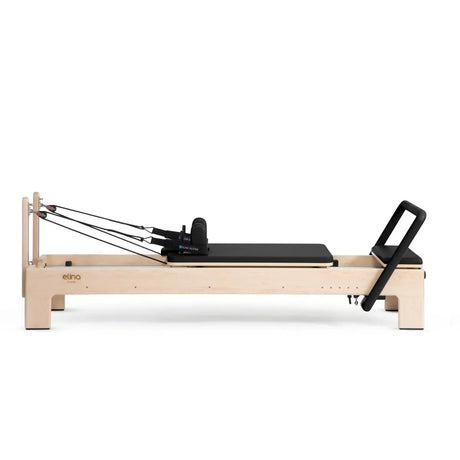 Elina Pilates Elite Advanced Reformer aus Ahornholz mit schwarzem Polster, Seitenansicht