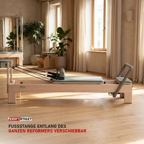 Elina Pilates Elite Advanced Reformer aus Ahornholz in einem hellen Pilates-Studio mit Holz und Leinen
