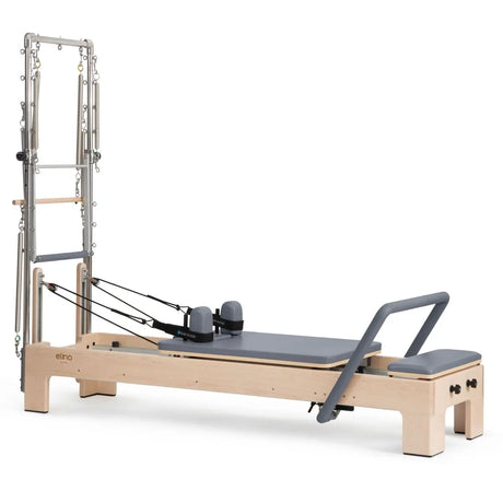 Elina Pilates Elite Advanced Reformer mit Tower mit grauem Schlitten und Tower, Schrägansicht