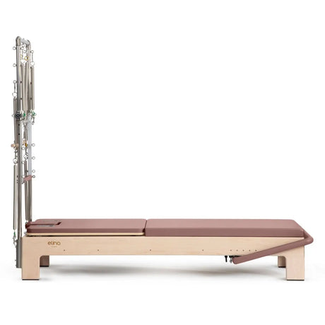 Elina Pilates Elite Advanced Reformer mit Tower mit altrosa Liegefläche, Seitenansicht