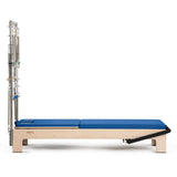 Elina Pilates Elite Advanced Reformer mit Tower mit blauer Liegefläche, Seitenansicht
