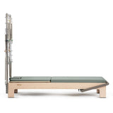 Elina Pilates Elite Advanced Reformer mit Tower mit eisblauer Liegefläche, Seitenansicht