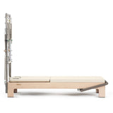 Elina Pilates Elite Advanced Reformer mit Tower mit elfenbeinfarbener Liegefläche, Seitenansicht