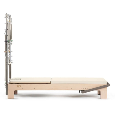 Elina Pilates Elite Advanced Reformer mit Tower mit elfenbeinfarbener Liegefläche, Seitenansicht