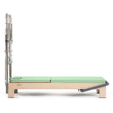 Elina Pilates Elite Advanced Reformer mit Tower mit grüner Liegefläche, Seitenansicht