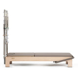 Elina Pilates Elite Advanced Reformer mit Tower mit Holzrahmen und brauner Liegefläche, Seitenansicht
