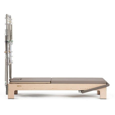Elina Pilates Elite Advanced Reformer mit Tower mit Holzrahmen und brauner Liegefläche, Seitenansicht