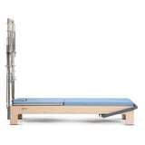 Elina Pilates Elite Advanced Reformer mit Tower mit ozeanblauer Liegefläche, Seitenansicht