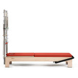 Elina Pilates Elite Advanced Reformer mit Tower mit roter Liegefläche, Seitenansicht