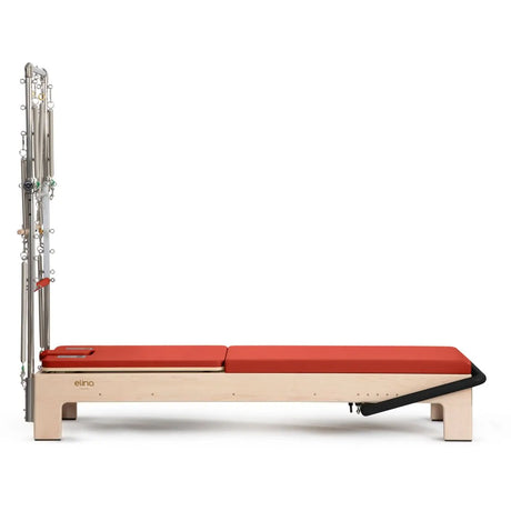 Elina Pilates Elite Advanced Reformer mit Tower mit roter Liegefläche, Seitenansicht
